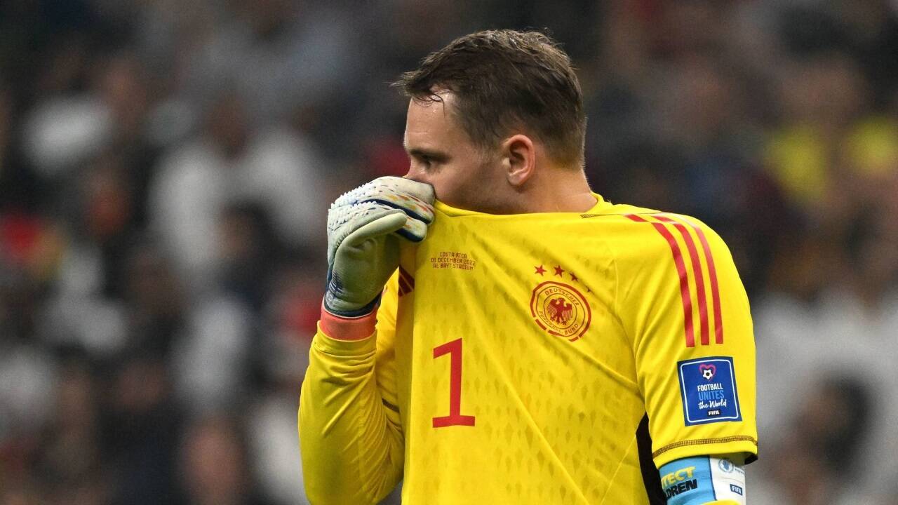 Als würde sich Manuel Neuer nach dem WM-Aus verstecken wollen. 
