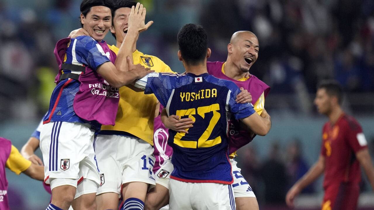 Riesenfreude bei den Japanern, links der Ex-Salzburger Takumi Minamino. 