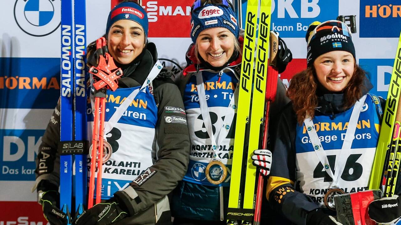  Lisa Hauser mit Lisa Vittozzi (ITA) und Linn Persson (SWE).  