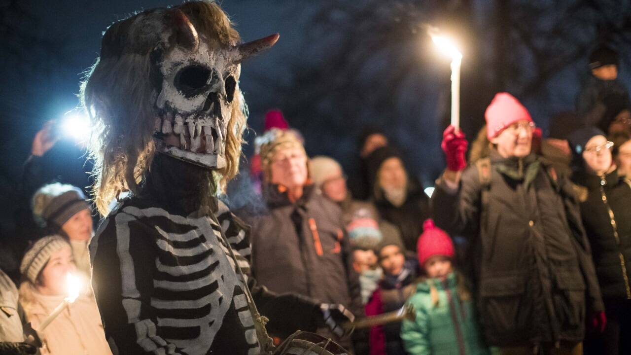 Die Figuren der Wilden Jagd sind an die Sagenwelt des Untersberges angelehnt. Der Perchtenlauf findet jedes Jahr am zweiten Donnerstag im Dezember statt. 