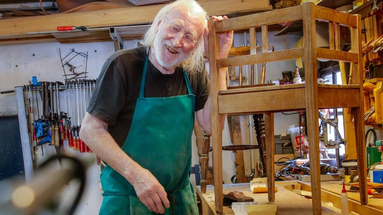 Karl Merkatz in seiner Werkstatt in Irrsdorf im Jahr 2019. Er war ausgebildeter Tischler.  