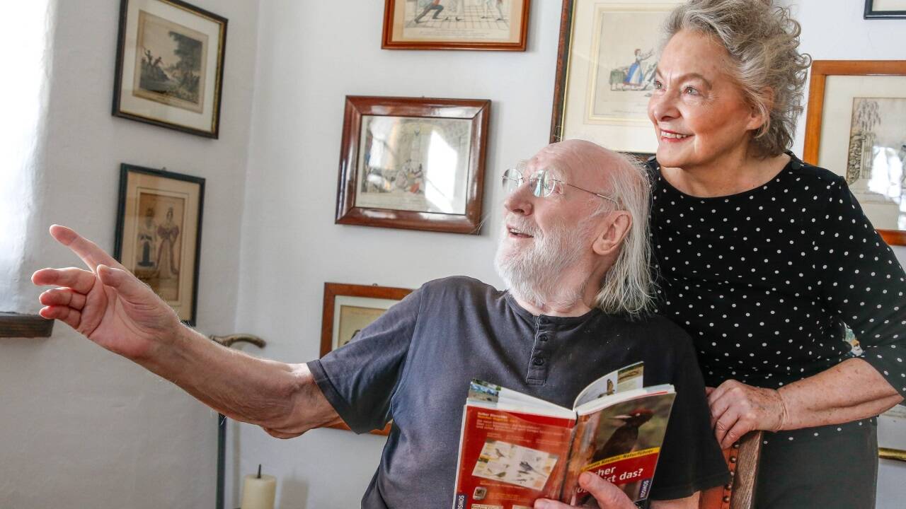 Karl Merkatz mit seiner Frau Martha in ihrem Haus in Irrsdorf bei Straßwalchen.  
