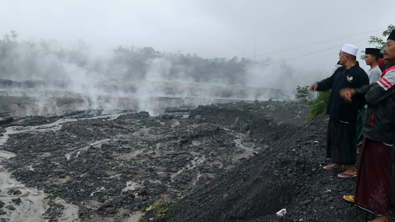 Indonesischer Vulkan Semeru zeigt nur mehr dünnen weißen Rauch 