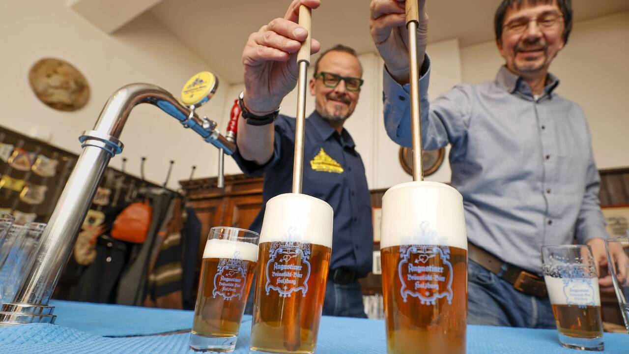 Herbert Götzinger und Rainer Herbe beim „Stacheln“ des Bockbieres im Schlappstüberl. 