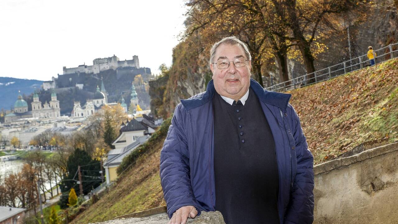 Pater Franz Lauterbacher, der Pfarrer von Mülln, auf der „Himmelsterrasse“. 