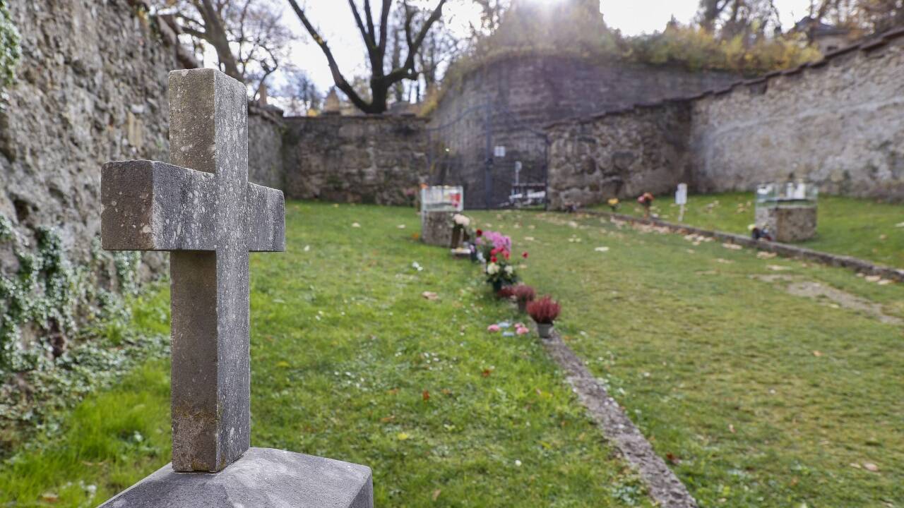 Die biologisch abbaubaren Urnen werden in der Wiese beigesetzt. Die Namen der Verstorbenen werden zentral in einem schmiedeeisernen Buch festgehalten. 