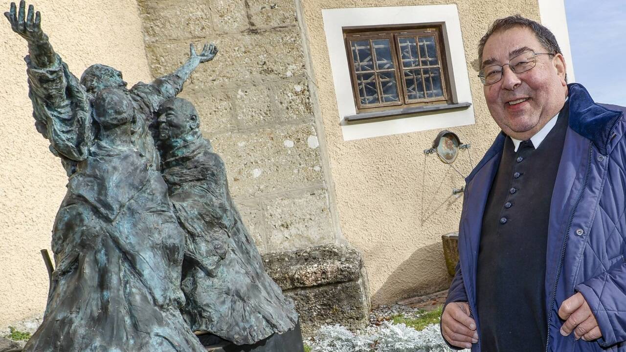Pater Franz und die Benediktskulptur. Für die rechte Figur stand er Modell. 