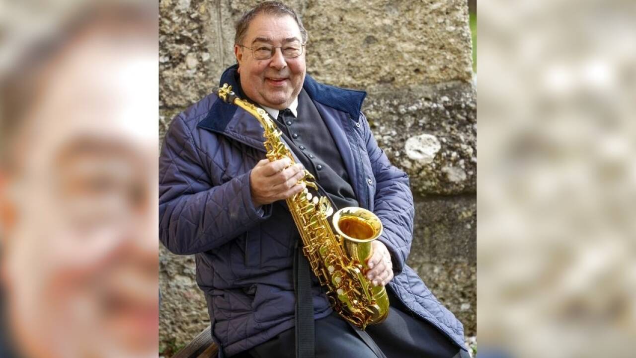 Das Saxofonspielen ist eines seiner Hobbys. 