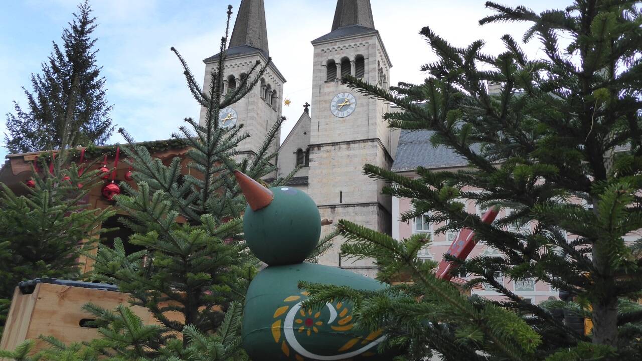 Advent am Schlossplatz. Holzfiguren wie diese fanden als Berchtesgadener War` reißenden Absatz. Advent am Schlossplatz. Holzfiguren wie diese fanden als Berchtesgadener War` reißenden Absatz.
