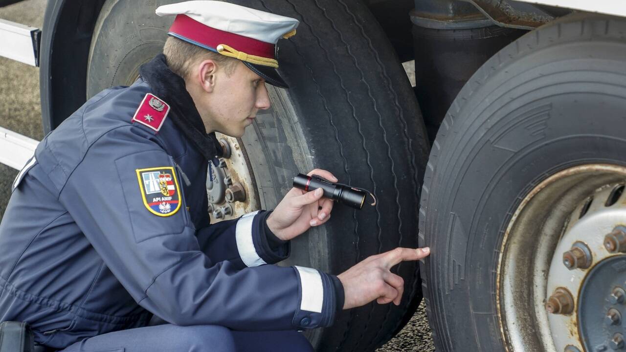 Polizist bei Überprüfung eines Lkw-Anhängers in Kuchl. 