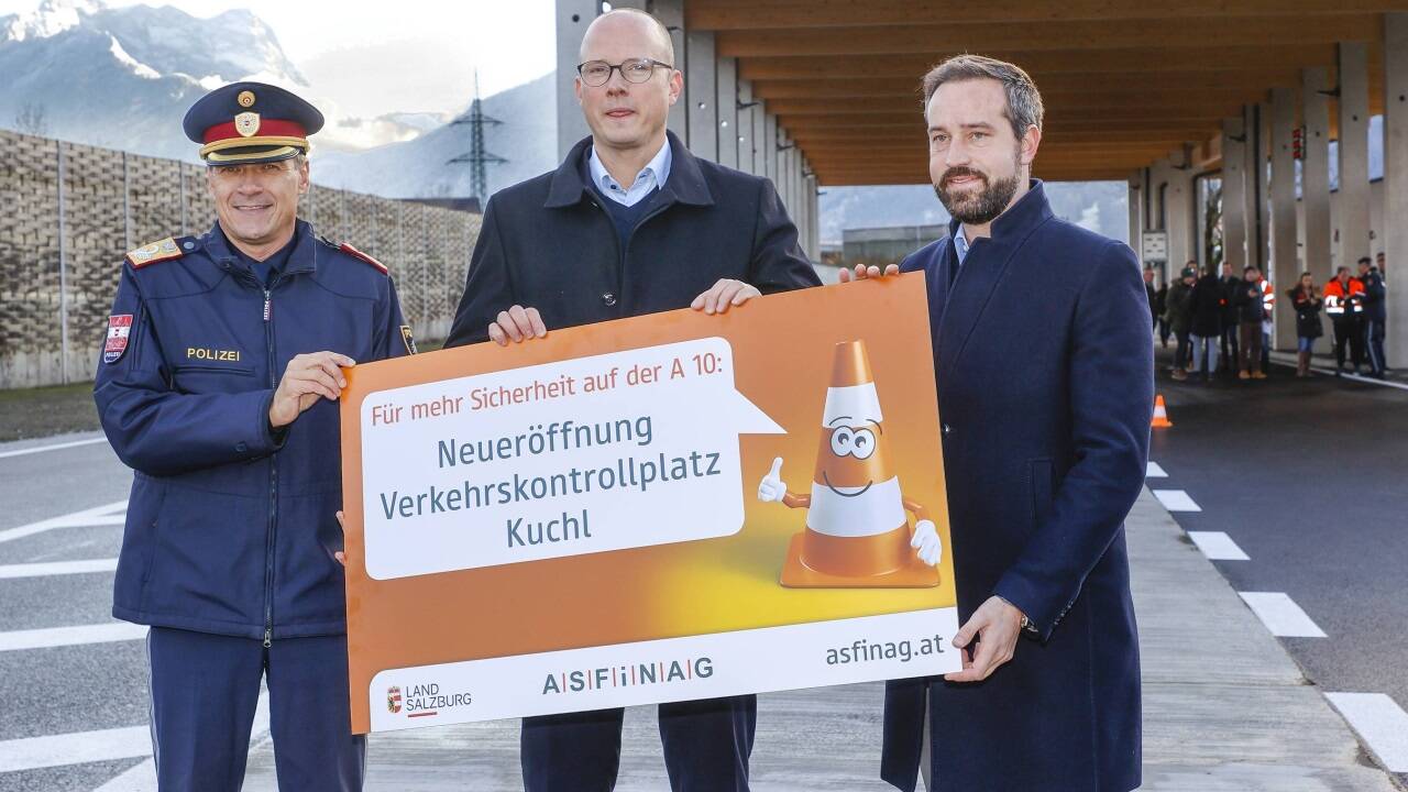 Die Kontrollstelle an der A10 beim Lokalaugenschein am Dienstag (v. l.): Polizeichef Bernhard Rausch, Asfinag-Geschäftsführer Andreas Fromm und Landesrat Stefan Schnöll.  
