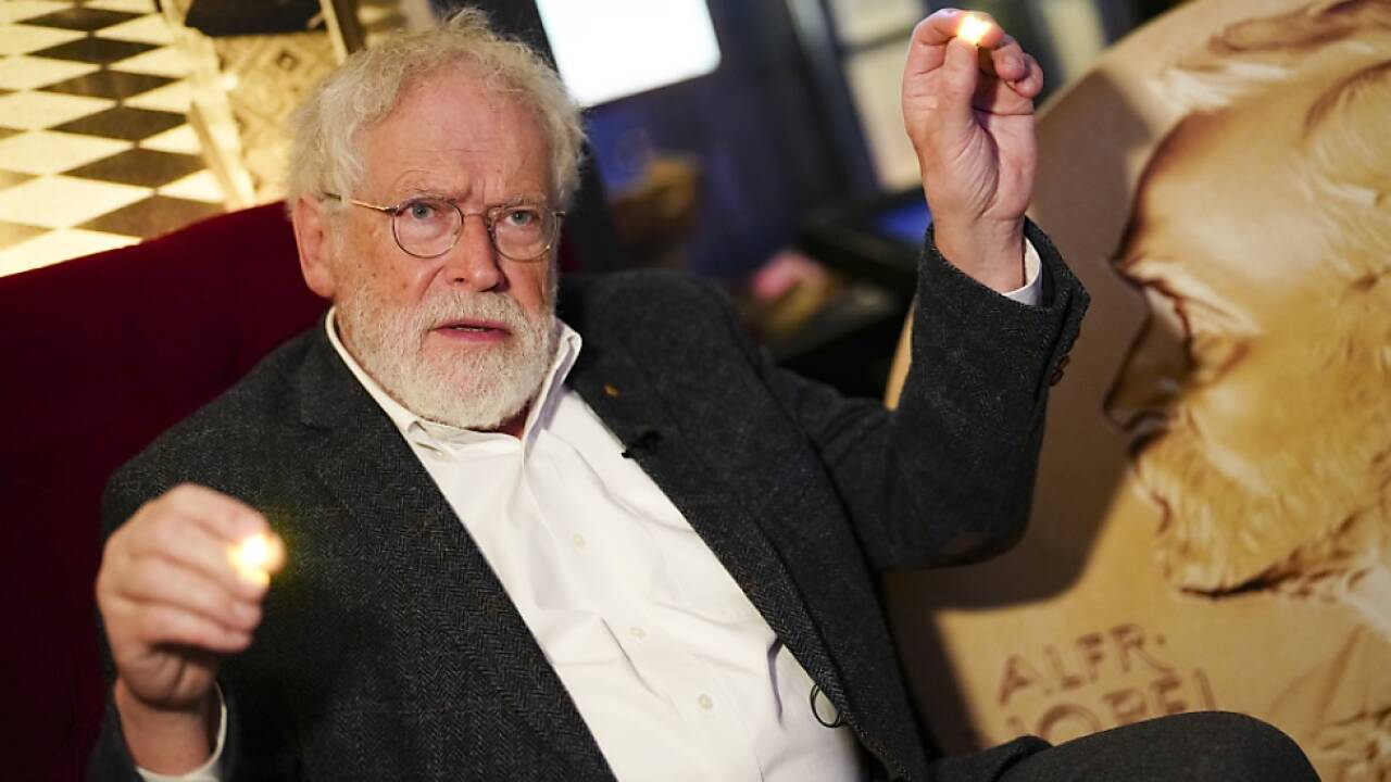 Preisträger demonstriert im Nobel-Museum die Verschränkung Preisträger demonstriert im Nobel-Museum die Verschränkung