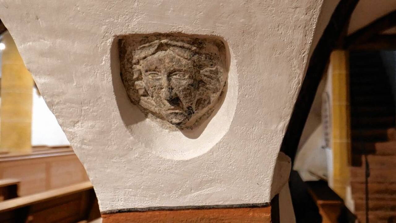 Das beobachtende Gesicht auf dem Gewölbepfeiler.  