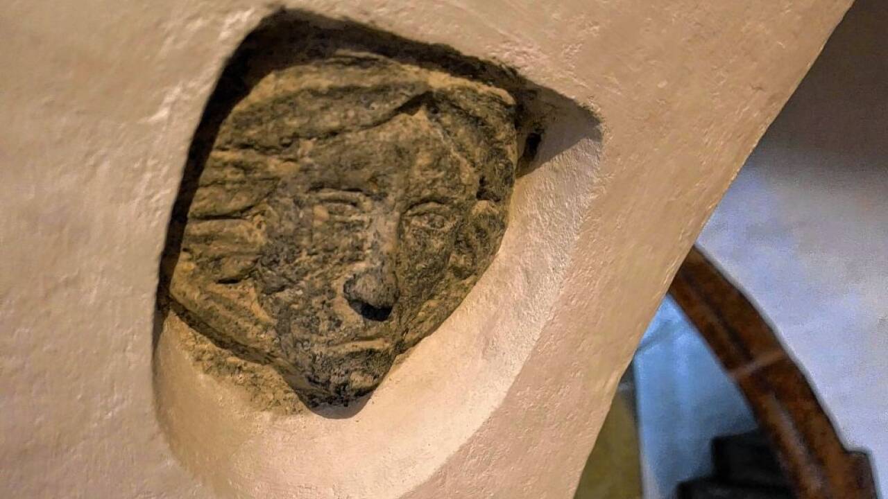 Das beobachtende Gesicht auf dem Gewölbepfeiler.  