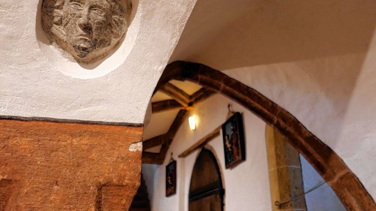 Das beobachtende Gesicht auf dem Gewölbepfeiler.  