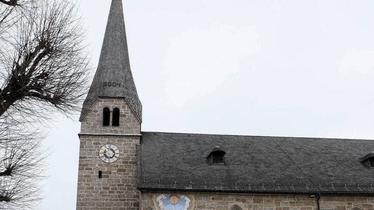 Blick auf die Pfarrkirche Bad Vigaun im Spätherbst.  