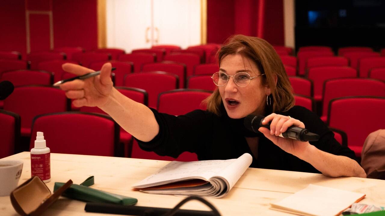Dörte Lyssewski am Regiepult des Salzburger Landestheaters. Dörte Lyssewski am Regiepult des Salzburger Landestheaters.