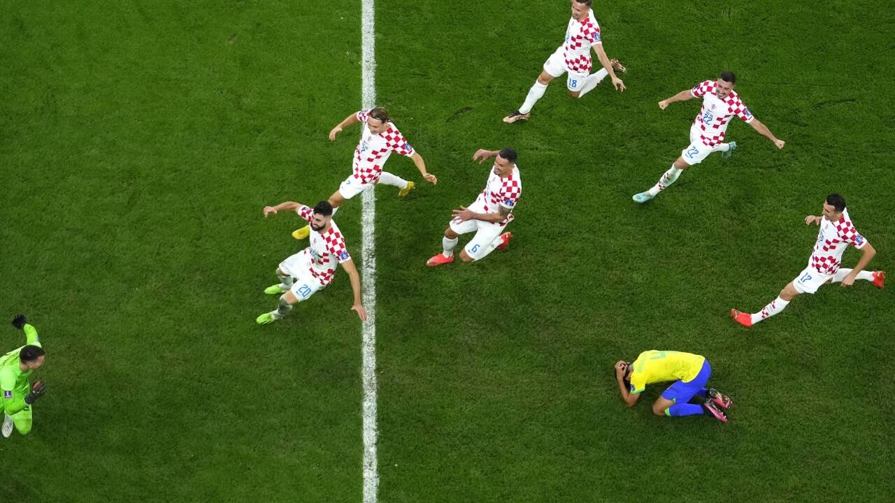 Die Kroaten jubeln, Unglücksschütze Marquinhos kann es nicht fassen.  