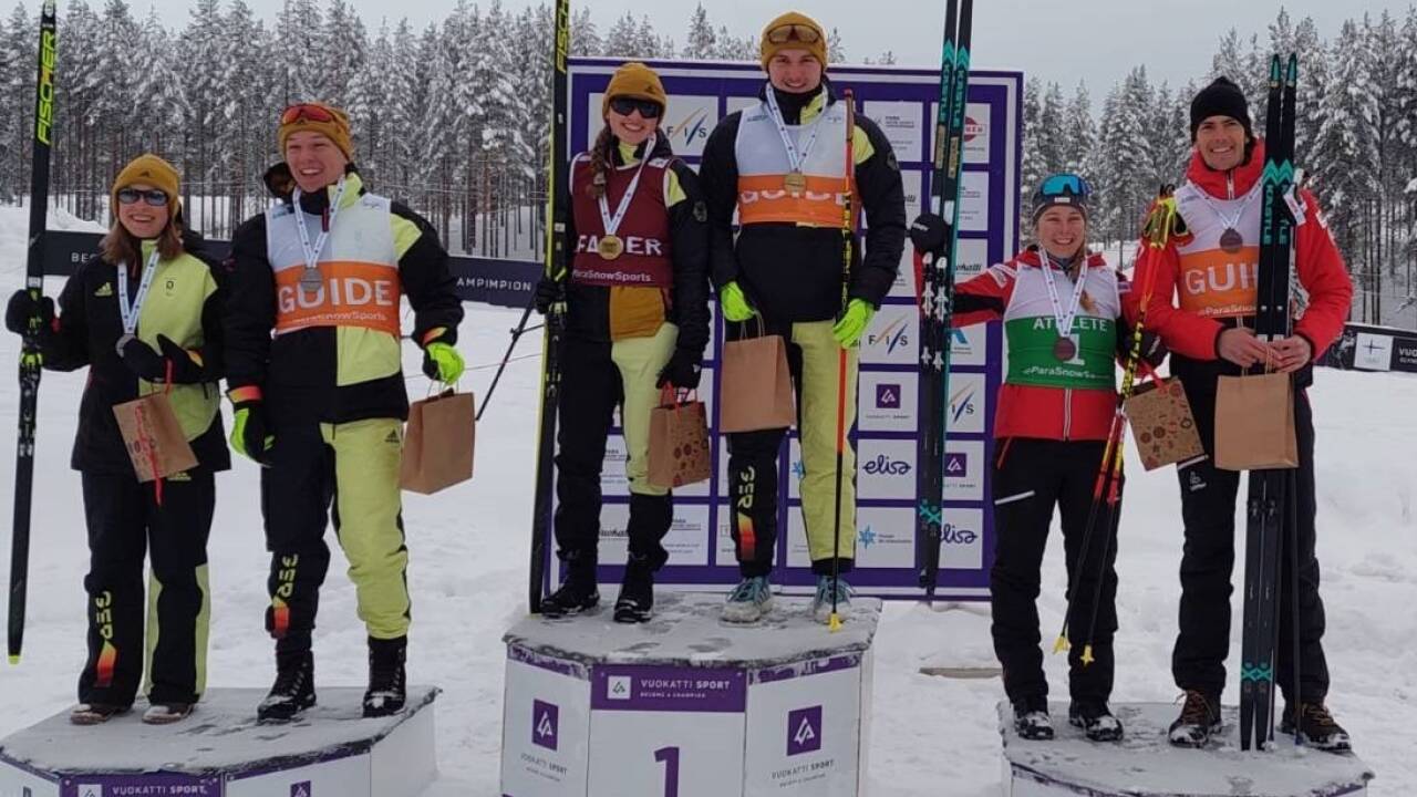Carina Edlinger mit Guide Tobias Eberhard auf Platz drei des 5-Kilometer-Bewerbs.  