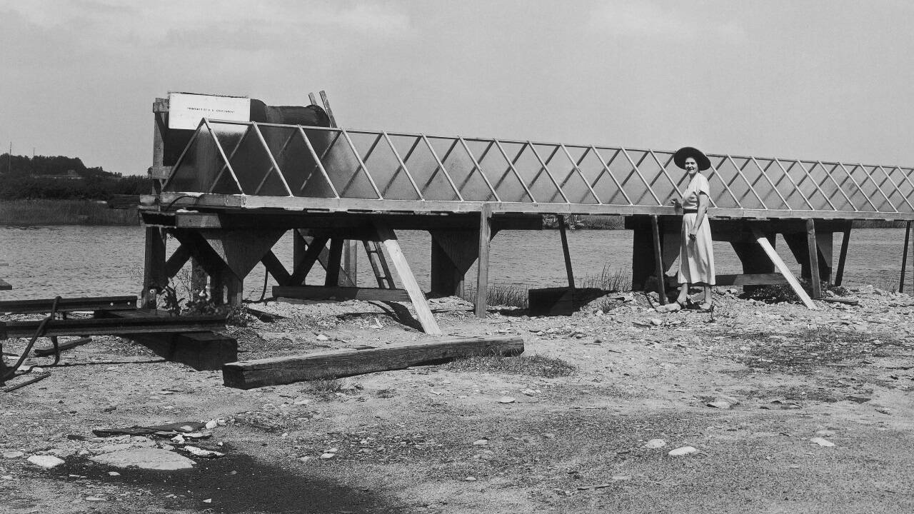 Forscherin Mária Telkes vor ihrer Solaranlage 1952. 