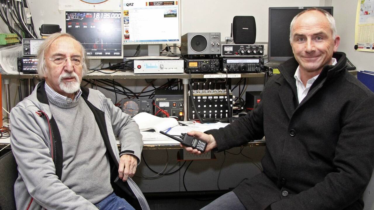 Peter Rubenzer (l., Landesleiter) und Stefan Vötter (Referent Not- und Katastrophenfunk Bundesland Salzburg) im Clubheim in Wals. Peter Rubenzer (l., Landesleiter) und Stefan Vötter (Referent Not- und Katastrophenfunk Bundesland Salzburg) im Clubheim in Wals.