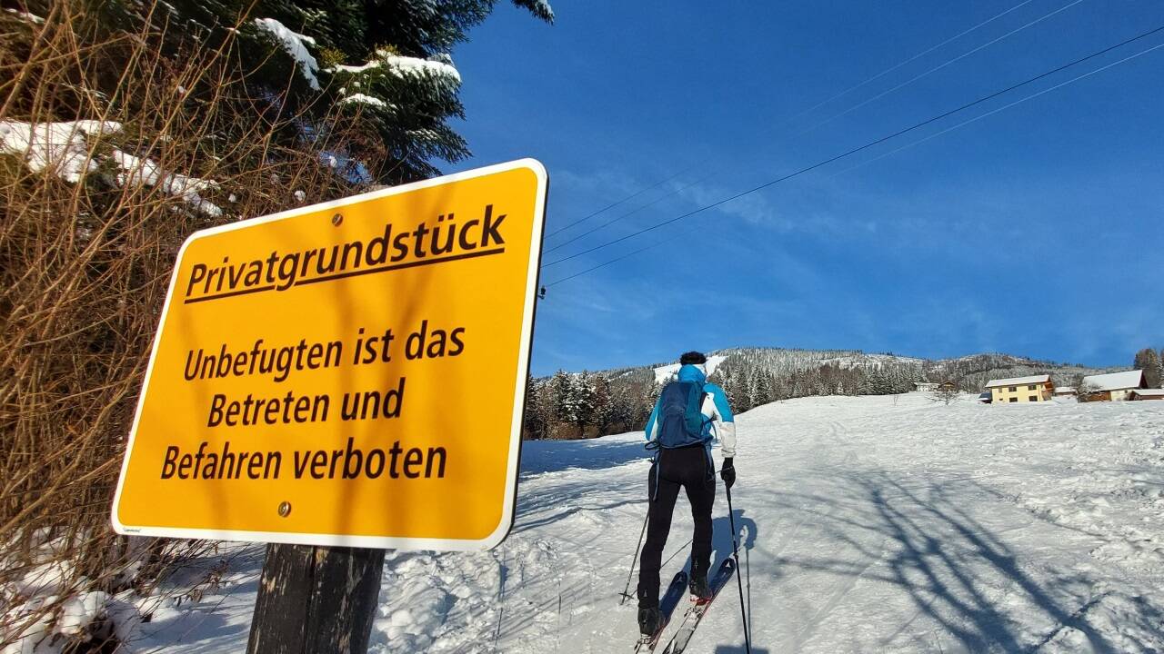 Groteske um das Skitourengehen im Gebiet Gaißau-Hintersee: Die bei Tourengehern beliebte Aufstiegsroute über die Spielbergstraße ist plötzlich unterbrochen. Ein Grundstücksbesitzer verwehrt seit wenigen Tagen den Wintersportlern die seit Jahren bestehende Durchquerung seiner Wiese.  
