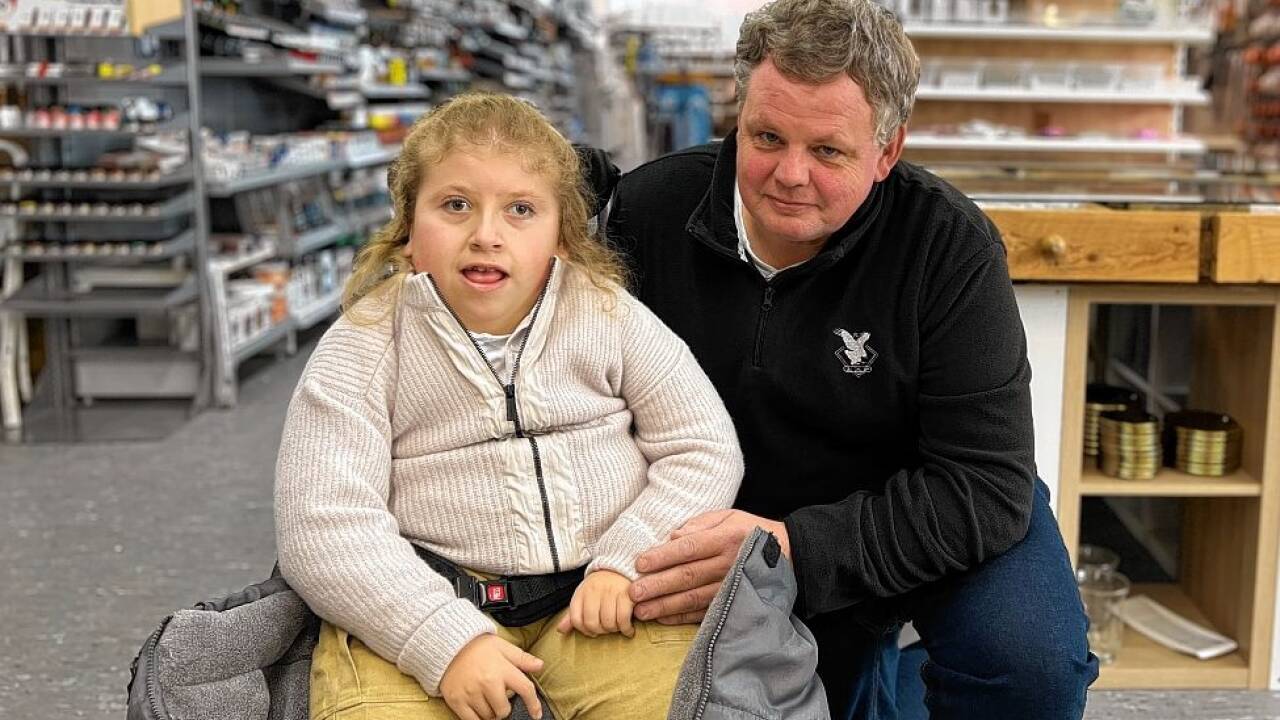 Georg Brunauer (hier mit Tochter Angelin) freut sich, dass er sein Geschäft zumindest provisorisch wieder aufsperren kann.  