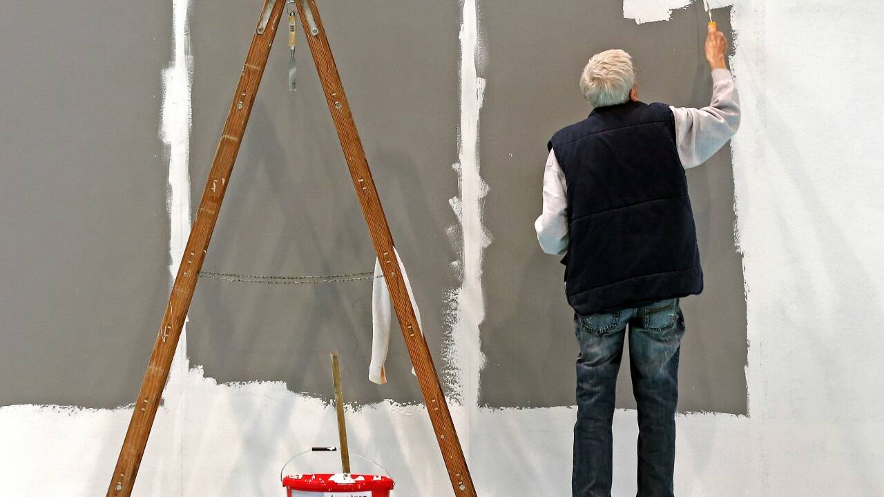 Ältere Arbeitnehmer könnten die Mitarbeiterlücke füllen. Nebenbei müssen sie auch die Löcher in der Pensionskasse stopfen. 