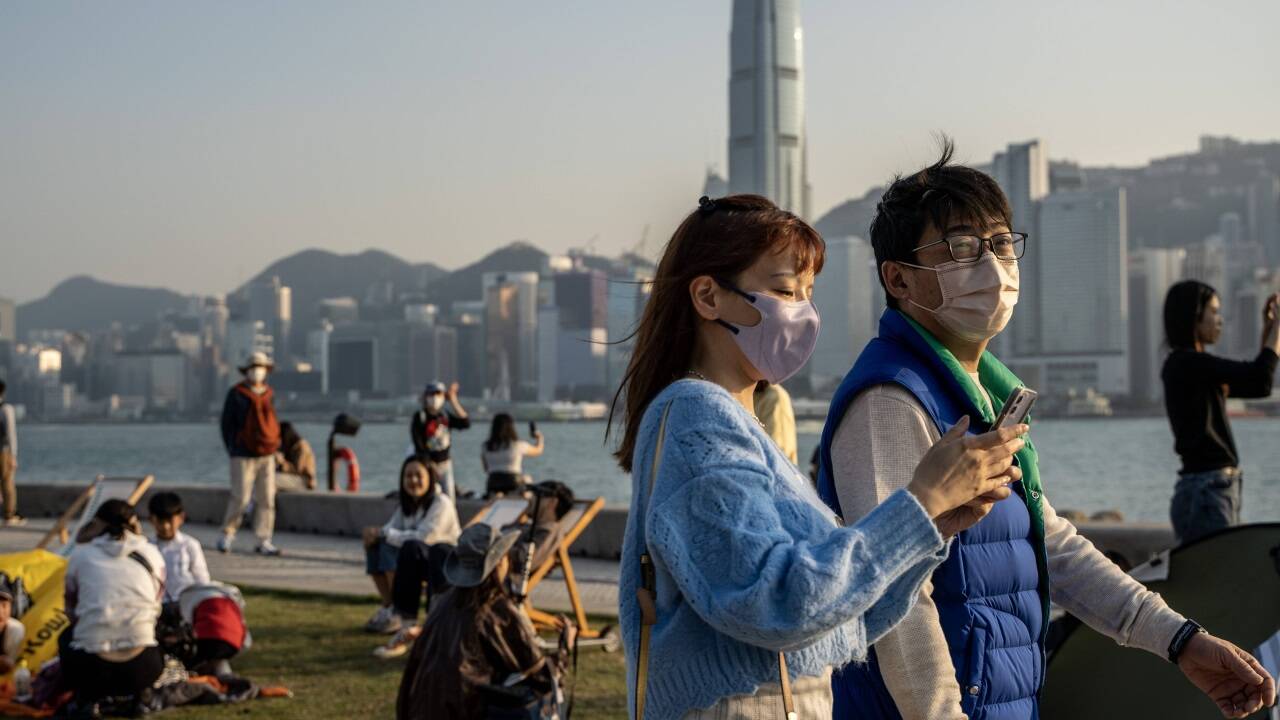 Hongkonger genießen die winterliche Sonne an der Promenade in West Kowloon. 