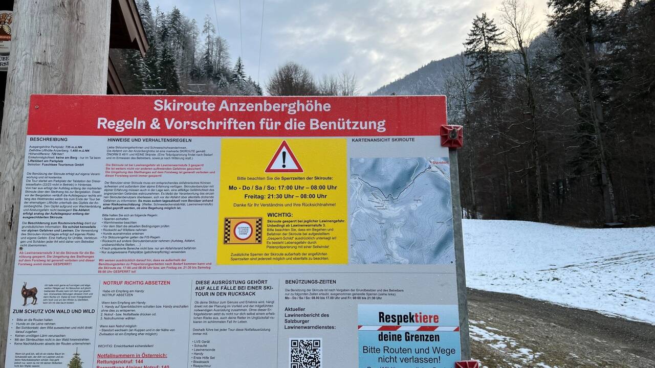 Viele Informationen, Regeln und Vorschriften: Die Tafel in Hintersee ist schon aufgestellt. Der Saisonstart für die neue Skiroute auf der ehemaligen Piste steht bevor. Viele Informationen, Regeln und Vorschriften: Die Tafel in Hintersee ist schon aufgestellt. Der Saisonstart für die neue Skiroute auf der ehemaligen Piste steht bevor.