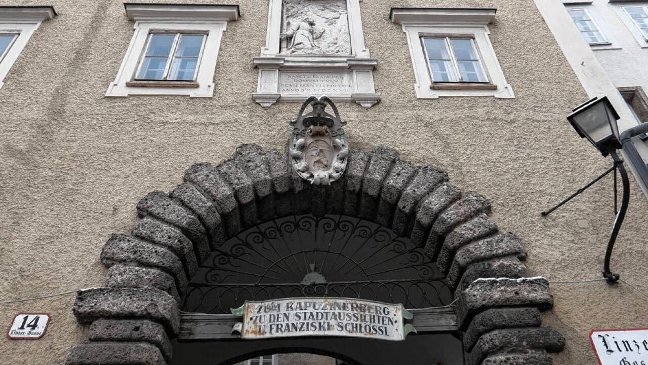 Das steinerne Relief krönt die Franziskuspforte.  