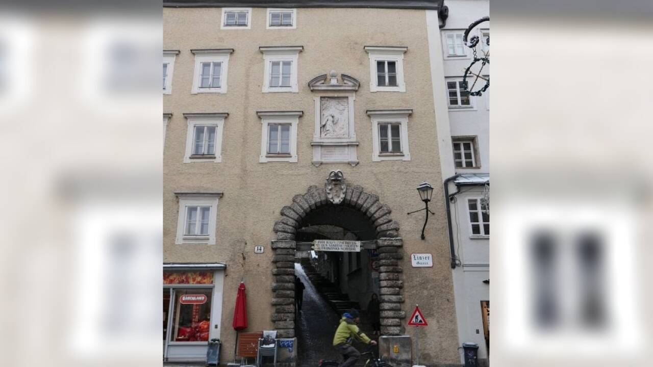 Seit Jahrhunderten prägt das Portal das Stadtbild der Rechten Salzburger Altstadt.  