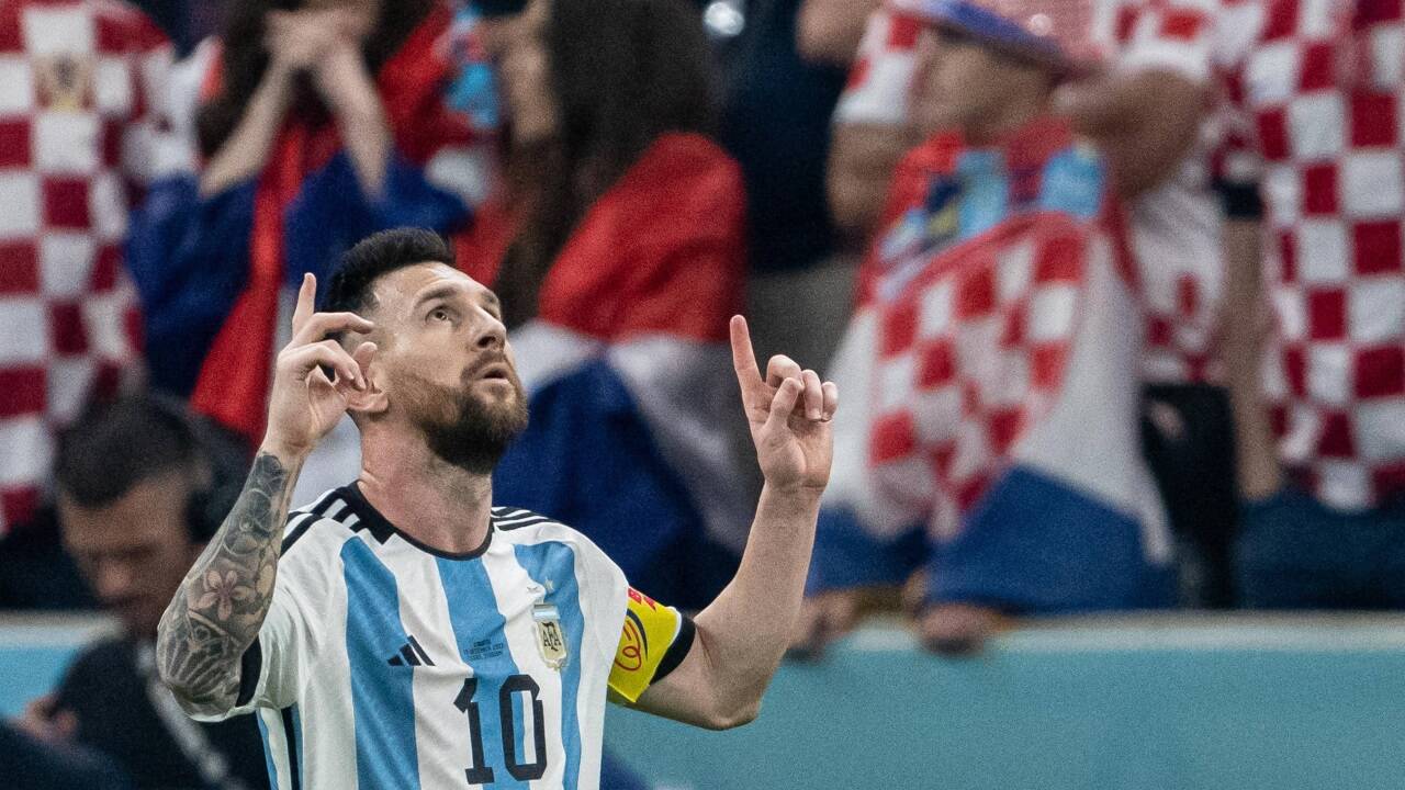 Blick nach oben eines außergewöhnlichen Fußballers: Lionel Messi. 