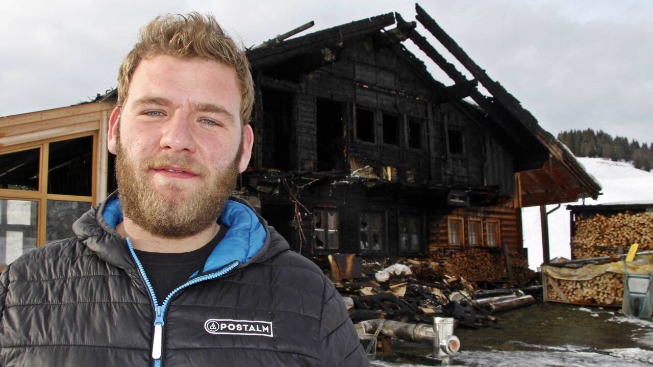 Josef Lienbacher am Mittwoch vor dem abgebrannten Almgasthof „Zur blonden Hütte“ auf der Postalm.  