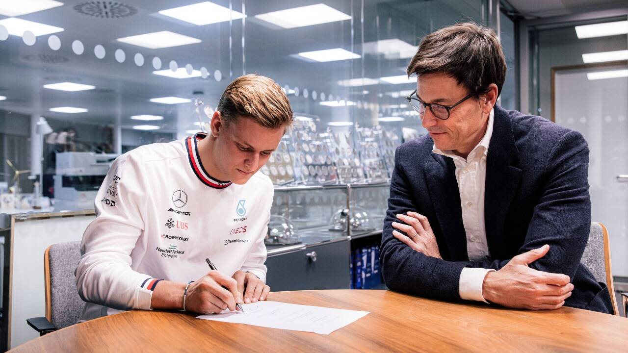 Mercedes-Motorsportchef Toto Wolff (rechts) sichert sich die Dienste von Mick Schumacher. 