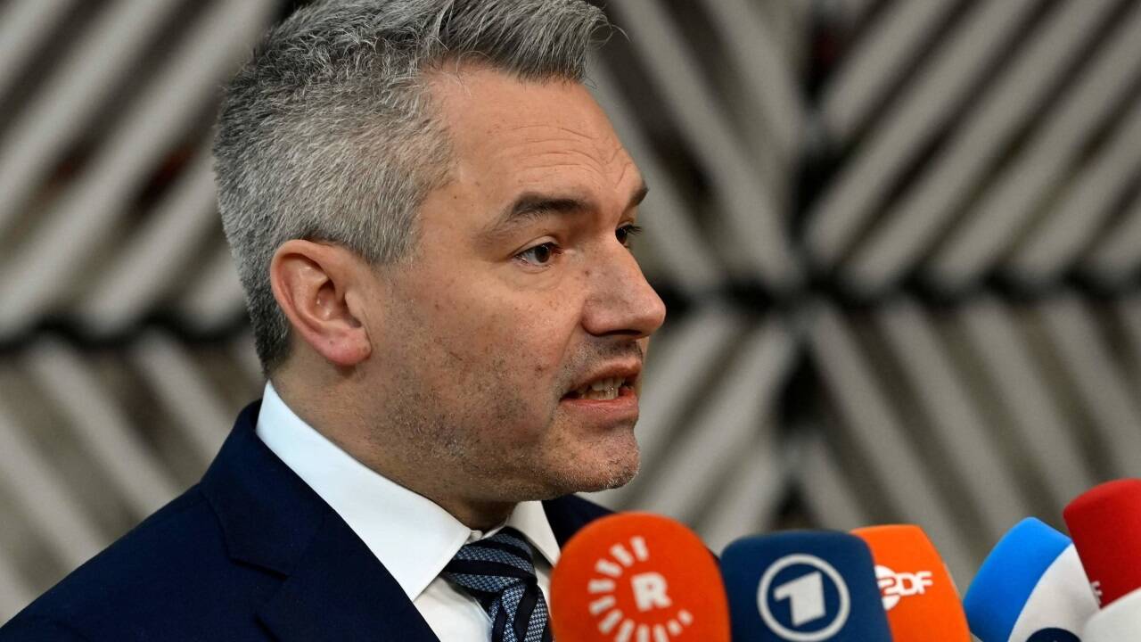 Österreich Regierungschef Karl Nehammer nahm Stellung vor dem Gipfel in Brüssel. Er beantwortete im Gegensatz zu Innenminister Gerhard Karner auch Fragen auf Englisch. Österreich Regierungschef Karl Nehammer nahm Stellung vor dem Gipfel in Brüssel. Er beantwortete im Gegensatz zu Innenminister Gerhard Karner auch Fragen auf Englisch.