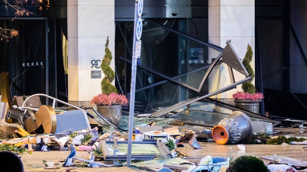 Zerstörung in und vor dem Hotel in Berlin 