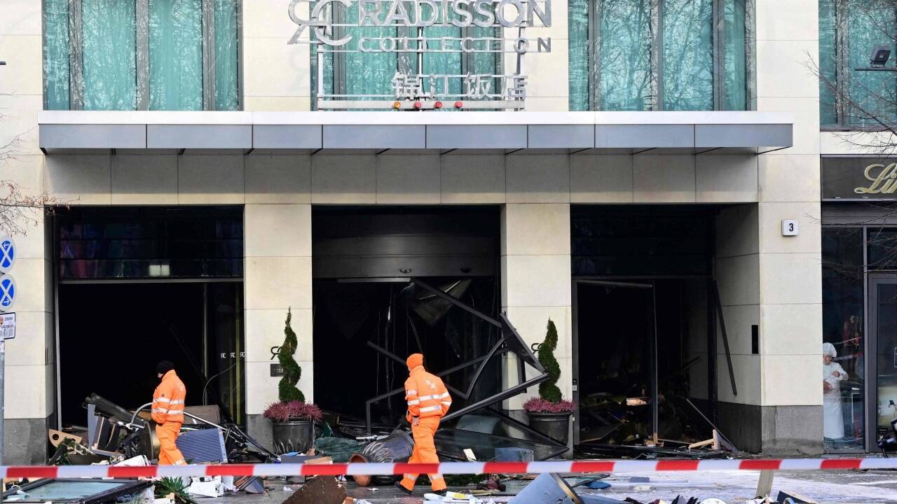 Zerstörung in und vor dem Hotel in Berlin 