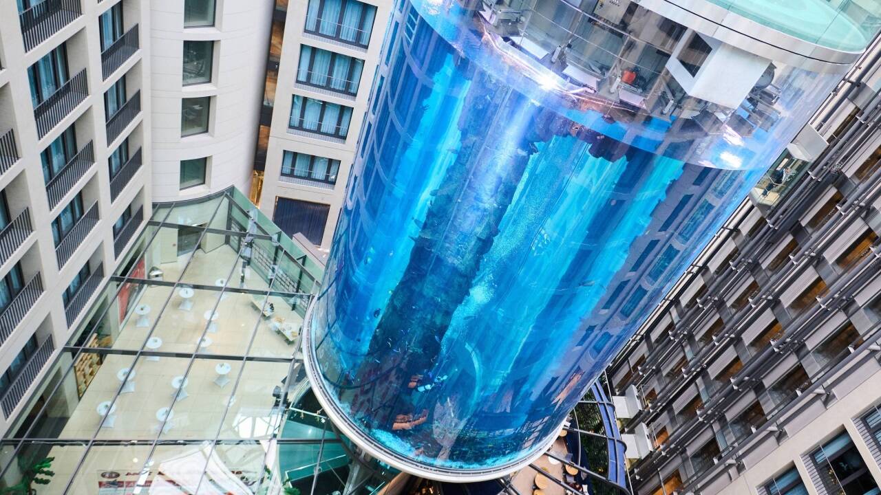 Der AquaDom im SEA LIFE nach Sanierungsarbeiten. Das riesige Aquarium in einem Hotel ist in der Nacht zum 16.12.2022 leck geschlagen. Wasser strömte dabei bis auf die Straße. 