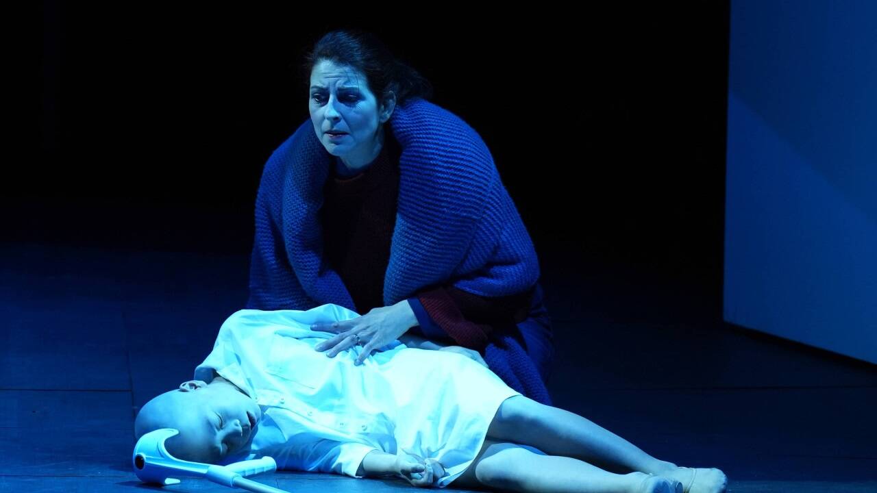 Dshamilja Kaiser als Mutter, Wiener Sängerknabe als Amahl 