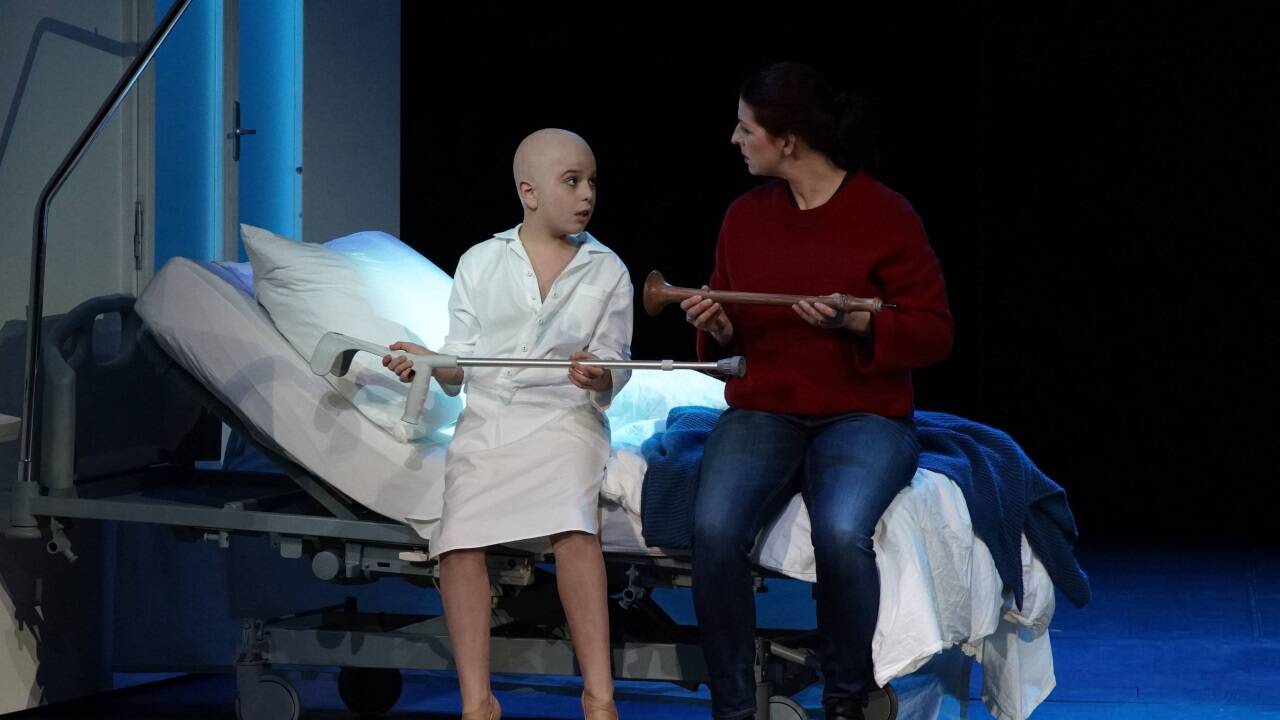 Dshamilja Kaiser als Mutter, Wiener Sängerknabe als Amahl 