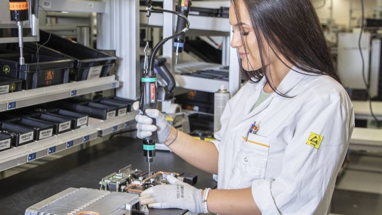 Zwei-Tage-Woche bei B&R: Für je zwei 10-Stunden-Schichten am Samstag und Sonntag zahlt der Konzern das sonst für eine normale Arbeitswoche geltende Gehalt. Zwei-Tage-Woche bei B&R: Für je zwei 10-Stunden-Schichten am Samstag und Sonntag zahlt der Konzern das sonst für eine normale Arbeitswoche geltende Gehalt.