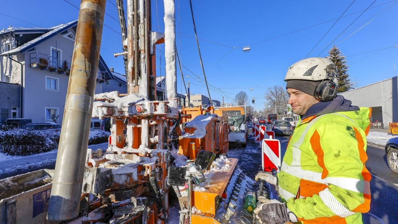 Das Team um Bohrmeister Benedikt Dinser fördert noch bis nächsten Freitag in der Alpenstraße Bodenproben zutage. 