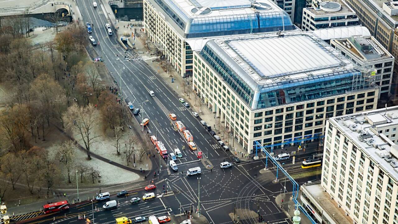 Polizei und Feuerwehr vor dem Hotel, das Riesen-Fischtank beherbergte 