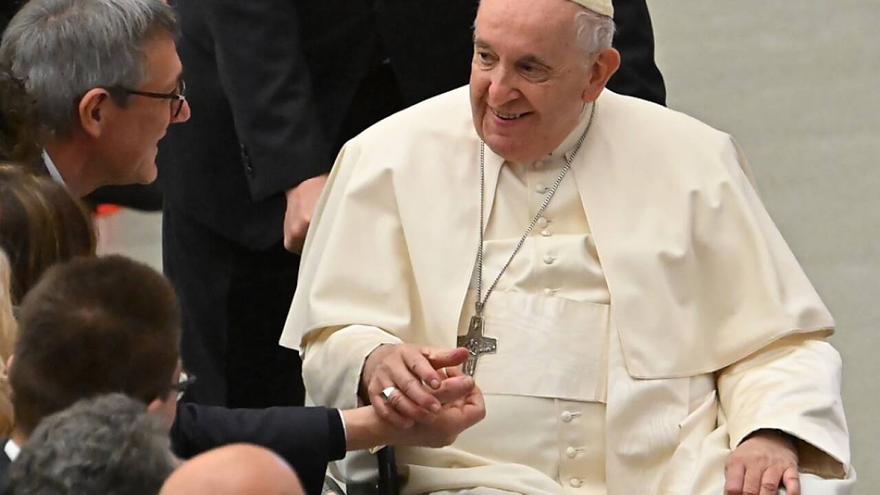 Papst Franziskus mit Gläubigen im Vatikan 