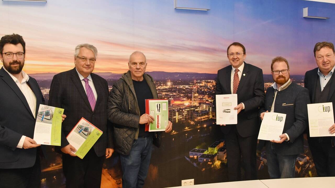 Obuskonzept für St. Pölten: Von links Vizebürgermeister Harald Ludwig, Verkehrsexperte Walter Brenner, Bürgermeister Rudolf Ameisbichler (SPÖ, Wilhelmsburg), Bürgermeister Matthias Stadler (SPÖ, St. Pölten), Bürgermeister Christoph Artner (Herzogenburg) und Eisenbahnexperte Gunter Mackinger aus Salzburg, langjähriger Verkehrschef der Salzburg AG.   Obuskonzept für St. Pölten: Von links Vizebürgermeister Harald Ludwig, Verkehrsexperte Walter Brenner, Bürgermeister Rudolf Ameisbichler (SPÖ, Wilhelmsburg), Bürgermeister Matthias Stadler (SPÖ, St. Pölten), Bürgermeister Christoph Artner (Herzogenburg) und Eisenbahnexperte Gunter Mackinger aus Salzburg, langjähriger Verkehrschef der Salzburg AG.