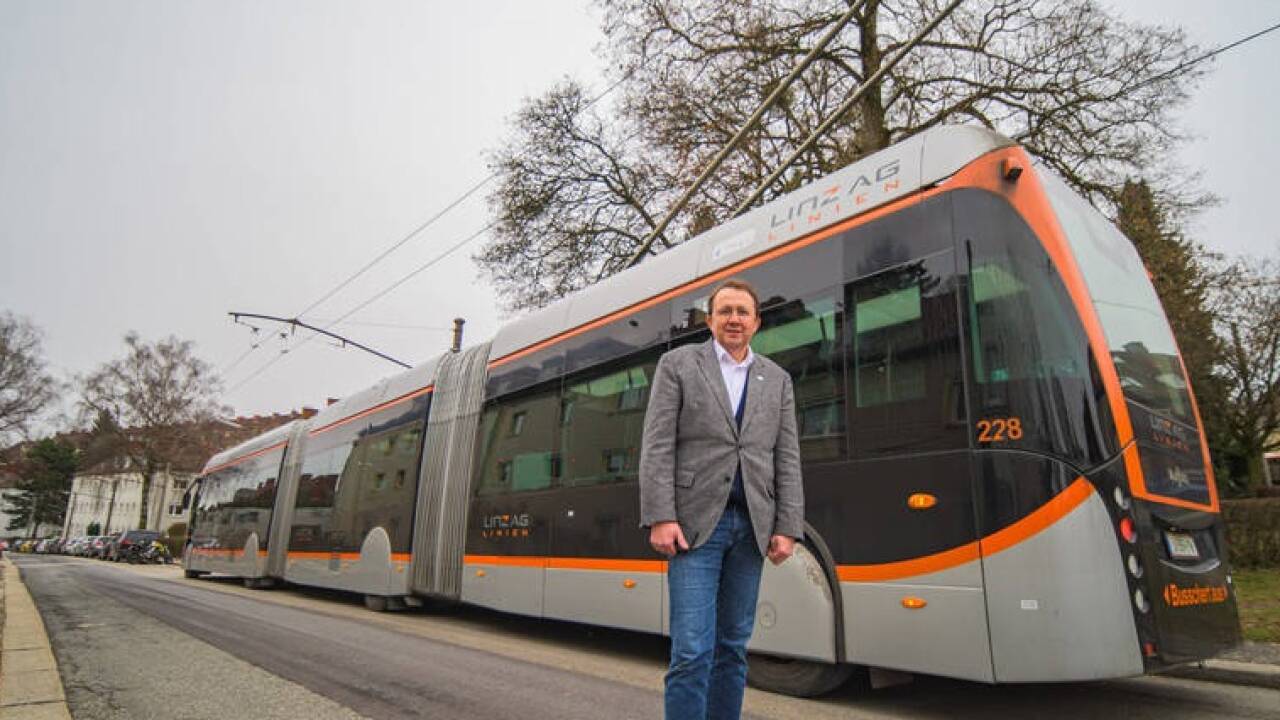 Bürgermeister Matthias Stadler (SPÖ) aus St. Pölten bei der Besichtigung eines modernen Obusses in Linz im Frühjahr 2022.   Bürgermeister Matthias Stadler (SPÖ) aus St. Pölten bei der Besichtigung eines modernen Obusses in Linz im Frühjahr 2022.
