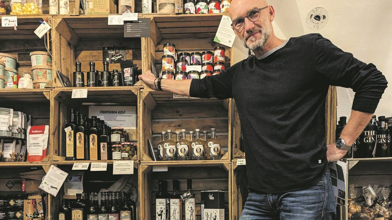 Gründer Roland Huber vor den Obstkisten, in denen regionale Kleinunternehmer ihre Produkte anbieten. 