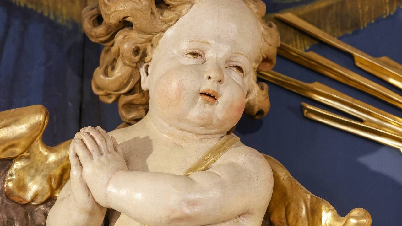 Einer der beiden schelmischen Altarengel.  