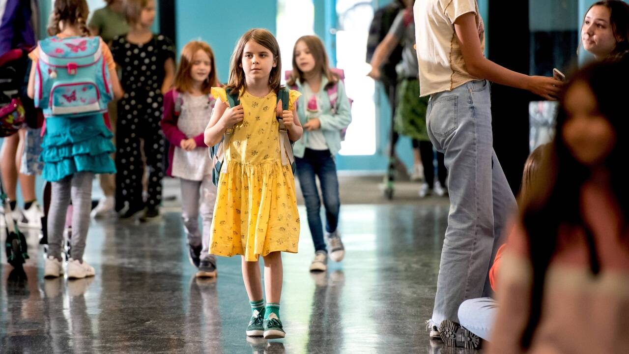 Bilder zum Film „Oskars Kleid“. 